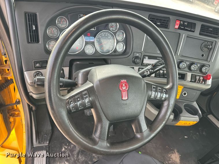 image for item ER4864 2021 Kenworth T680 semi truck