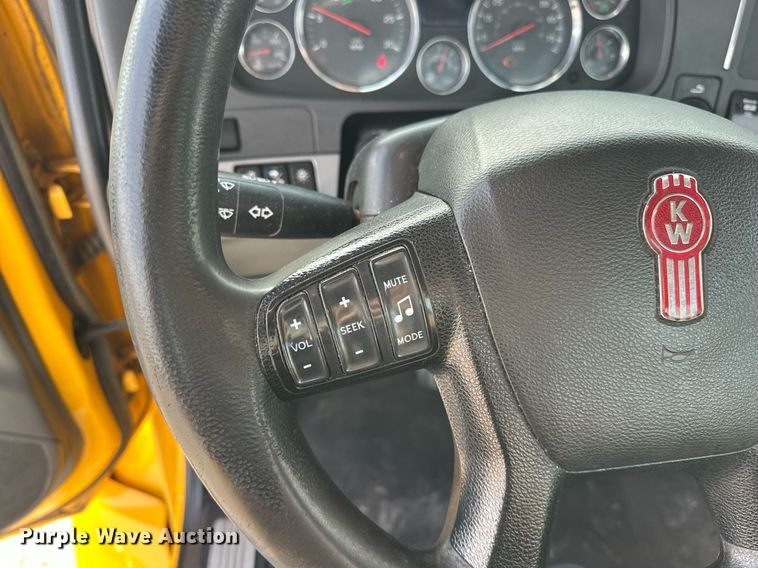 image for item ER4864 2021 Kenworth T680 semi truck