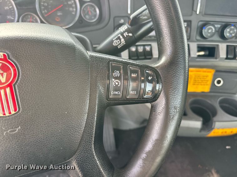 image for item ER4864 2021 Kenworth T680 semi truck