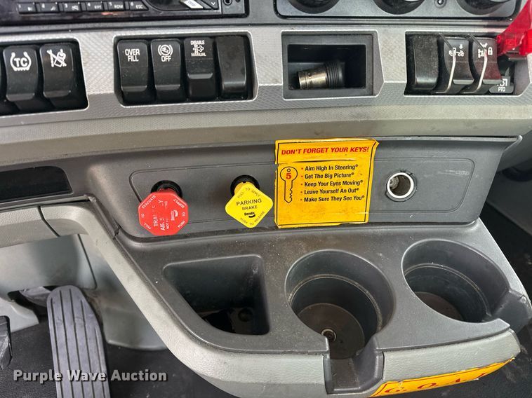 image for item ER4864 2021 Kenworth T680 semi truck