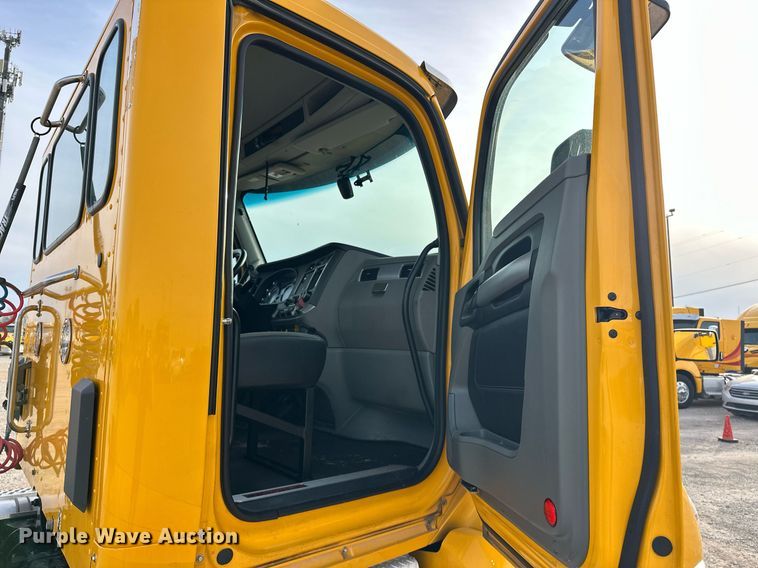 image for item ER4864 2021 Kenworth T680 semi truck