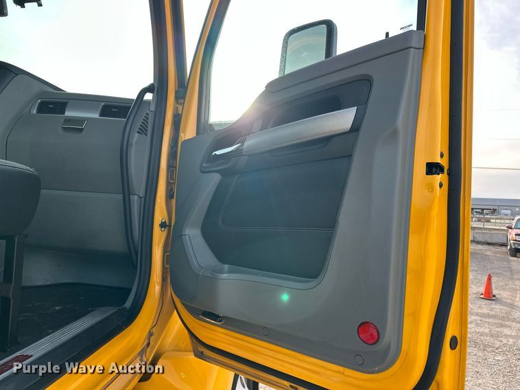 image for item ER4864 2021 Kenworth T680 semi truck