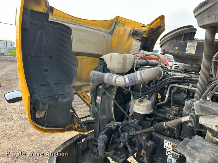 image for item ER4864 2021 Kenworth T680 semi truck