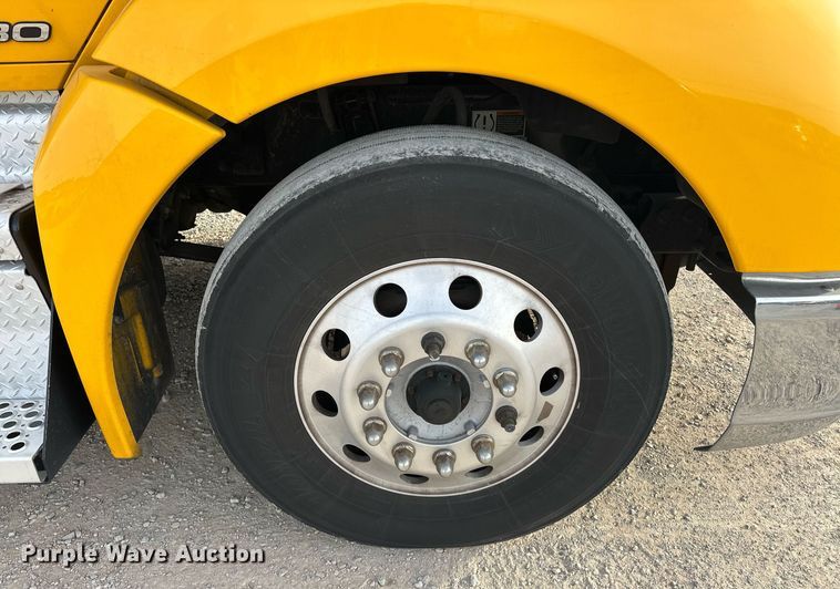 image for item ER4864 2021 Kenworth T680 semi truck