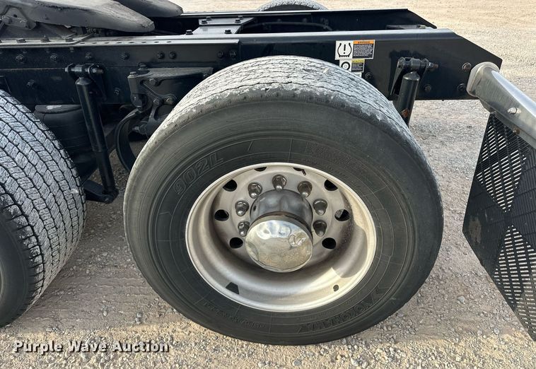 image for item ER4864 2021 Kenworth T680 semi truck