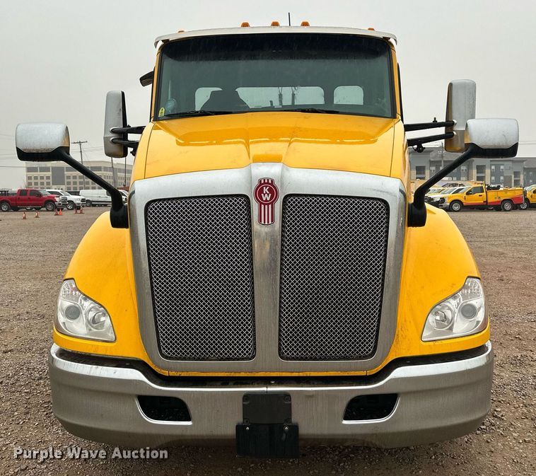 image for item ER4865 2022 Kenworth T680 semi truck