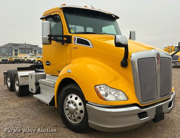 image for item ER4865 2022 Kenworth T680 semi truck