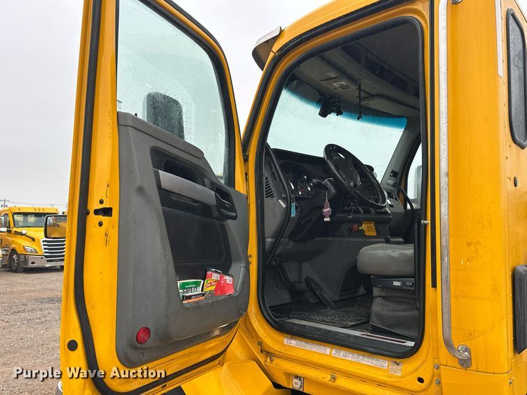 image for item ER4865 2022 Kenworth T680 semi truck