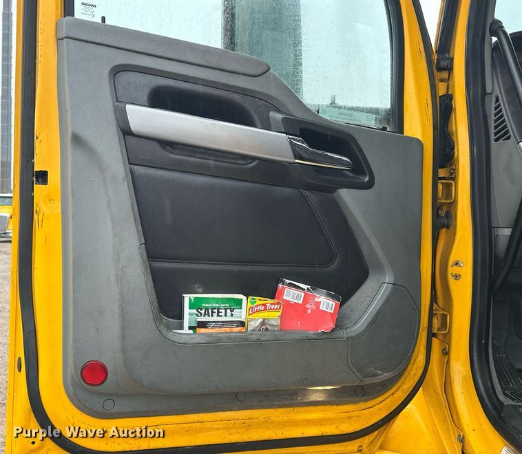 image for item ER4865 2022 Kenworth T680 semi truck