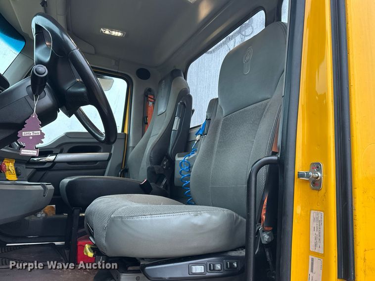 image for item ER4865 2022 Kenworth T680 semi truck