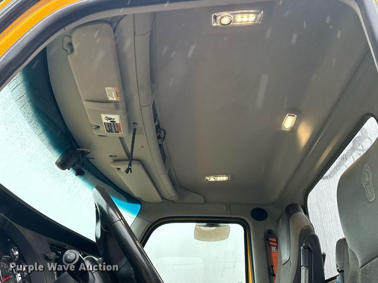 image for item ER4865 2022 Kenworth T680 semi truck