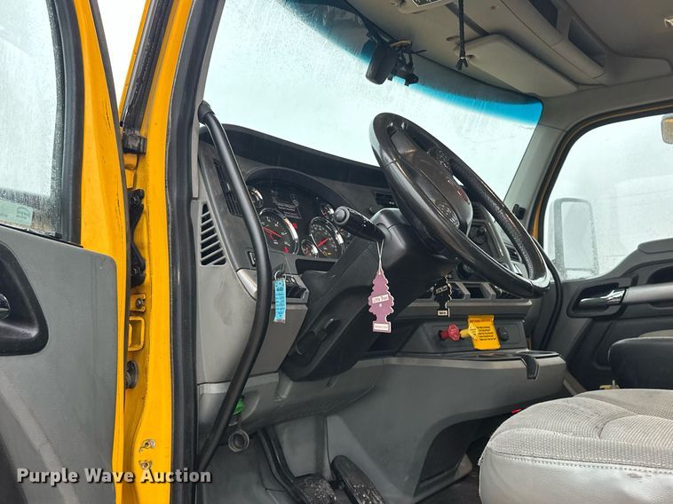 image for item ER4865 2022 Kenworth T680 semi truck