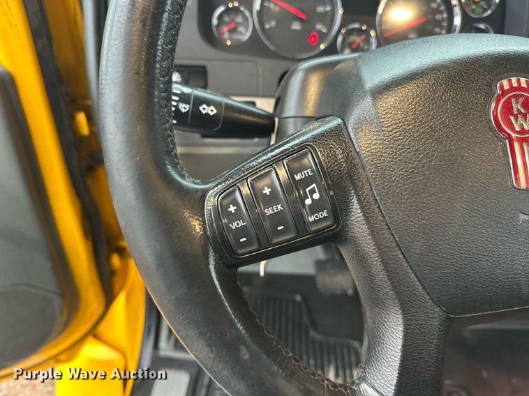 image for item ER4865 2022 Kenworth T680 semi truck