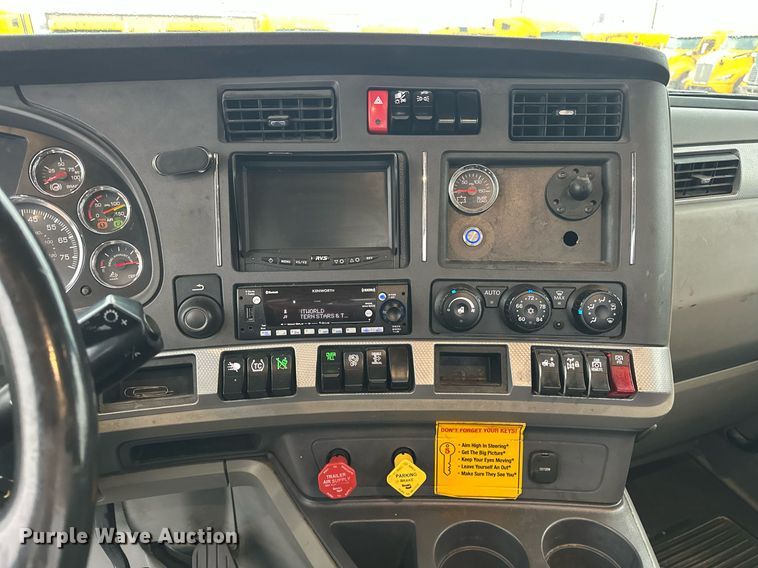 image for item ER4865 2022 Kenworth T680 semi truck
