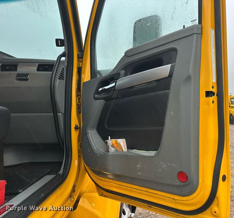 image for item ER4865 2022 Kenworth T680 semi truck