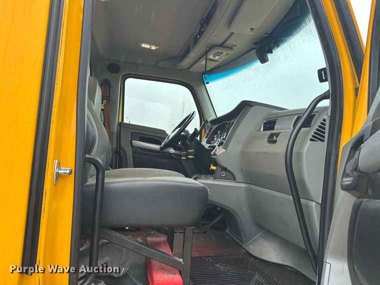 image for item ER4865 2022 Kenworth T680 semi truck