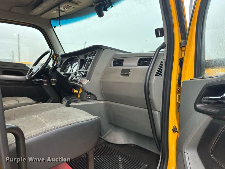 image for item ER4865 2022 Kenworth T680 semi truck