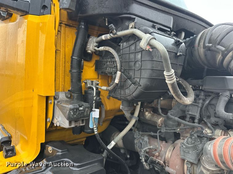 image for item ER4865 2022 Kenworth T680 semi truck