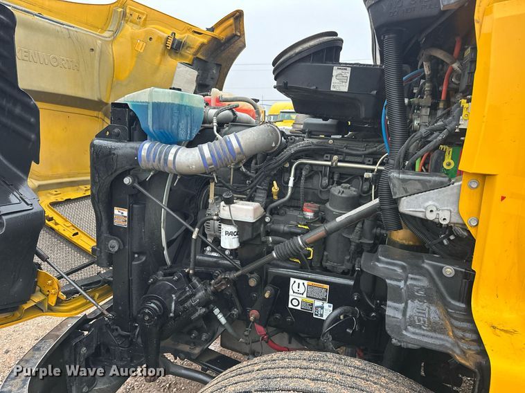 image for item ER4865 2022 Kenworth T680 semi truck