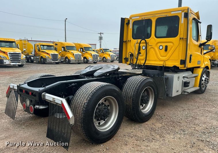 image for item ER4866 2022 Freightliner Cascadia 126 semi truck