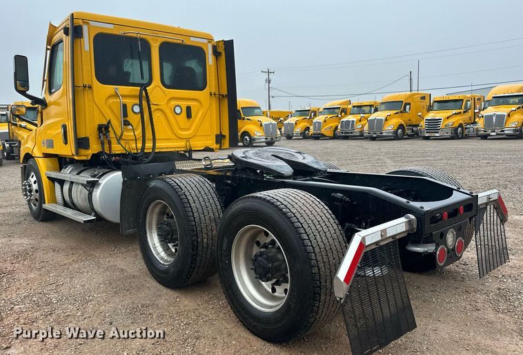 image for item ER4866 2022 Freightliner Cascadia 126 semi truck