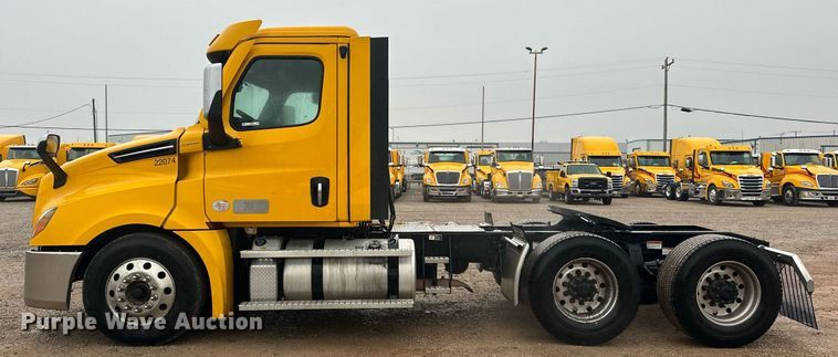 image for item ER4866 2022 Freightliner Cascadia 126 semi truck