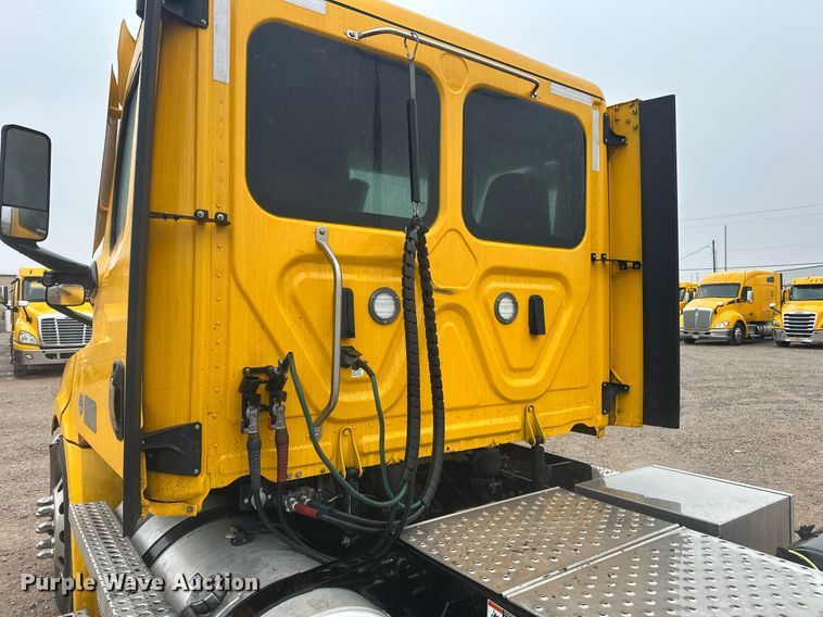 image for item ER4866 2022 Freightliner Cascadia 126 semi truck