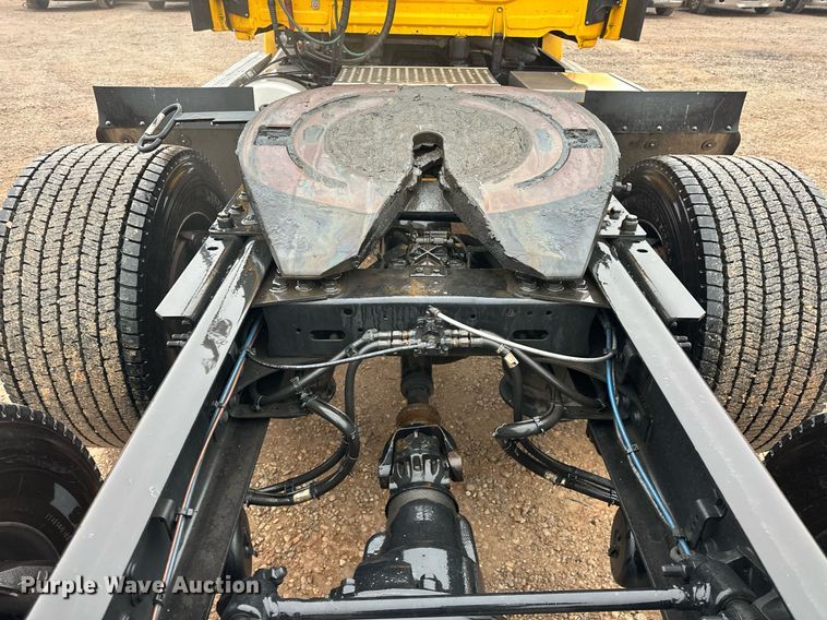 image for item ER4866 2022 Freightliner Cascadia 126 semi truck