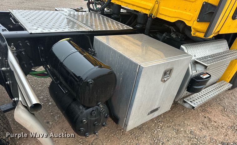 image for item ER4866 2022 Freightliner Cascadia 126 semi truck