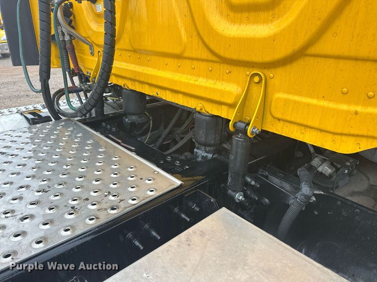 image for item ER4866 2022 Freightliner Cascadia 126 semi truck