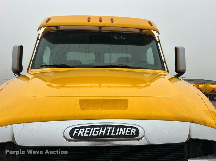 image for item ER4866 2022 Freightliner Cascadia 126 semi truck