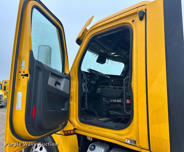 image for item ER4866 2022 Freightliner Cascadia 126 semi truck