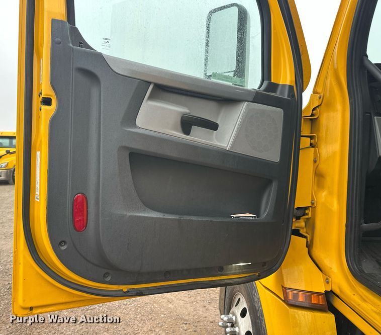 image for item ER4866 2022 Freightliner Cascadia 126 semi truck