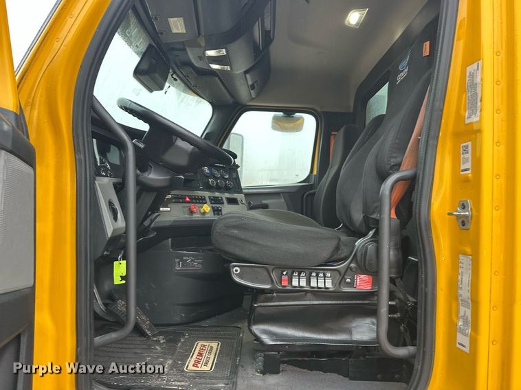 image for item ER4866 2022 Freightliner Cascadia 126 semi truck