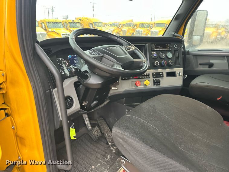 image for item ER4866 2022 Freightliner Cascadia 126 semi truck