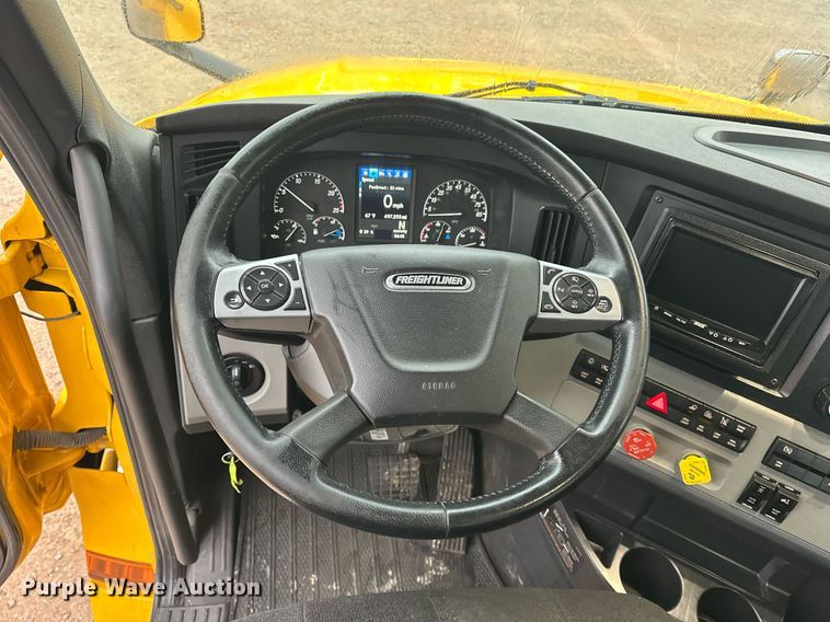 image for item ER4866 2022 Freightliner Cascadia 126 semi truck