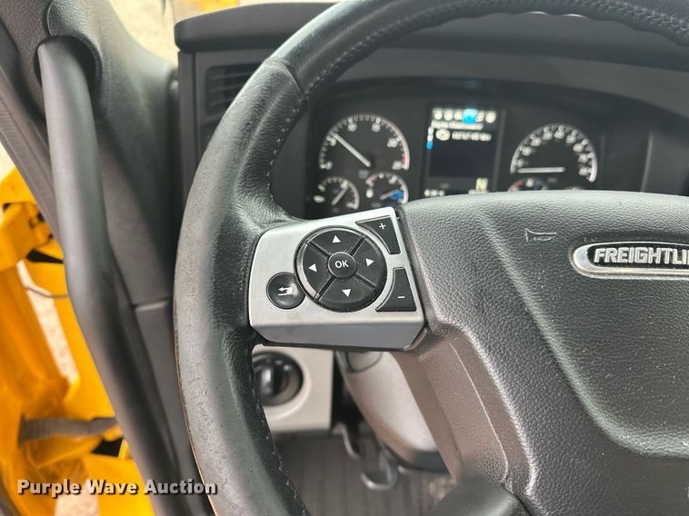 image for item ER4866 2022 Freightliner Cascadia 126 semi truck