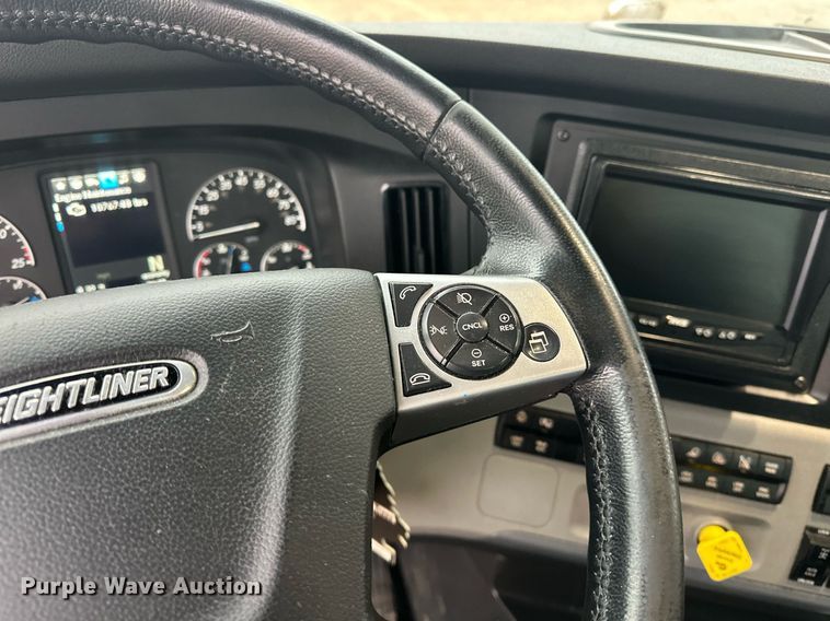 image for item ER4866 2022 Freightliner Cascadia 126 semi truck