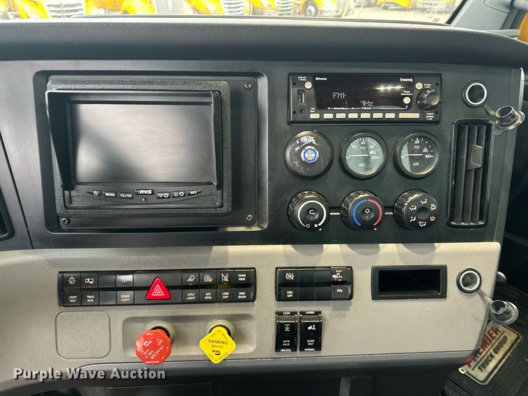 image for item ER4866 2022 Freightliner Cascadia 126 semi truck