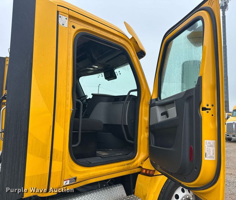 image for item ER4866 2022 Freightliner Cascadia 126 semi truck