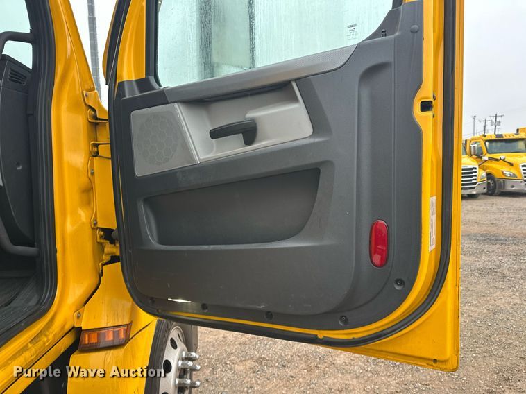 image for item ER4866 2022 Freightliner Cascadia 126 semi truck