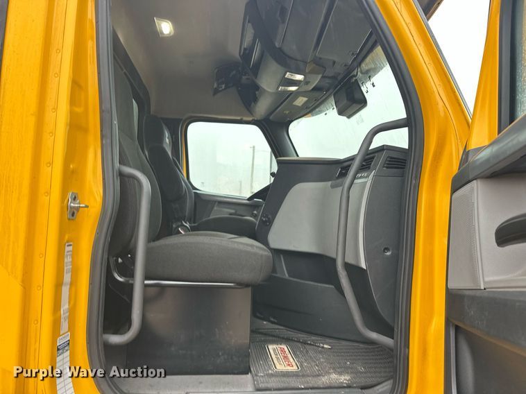 image for item ER4866 2022 Freightliner Cascadia 126 semi truck