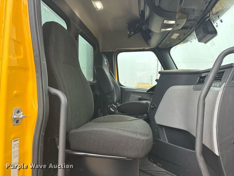 image for item ER4866 2022 Freightliner Cascadia 126 semi truck