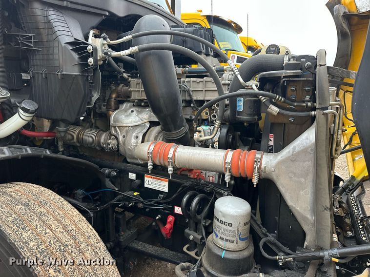 image for item ER4866 2022 Freightliner Cascadia 126 semi truck