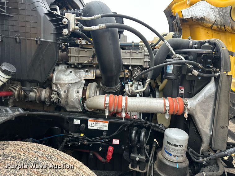 image for item ER4866 2022 Freightliner Cascadia 126 semi truck