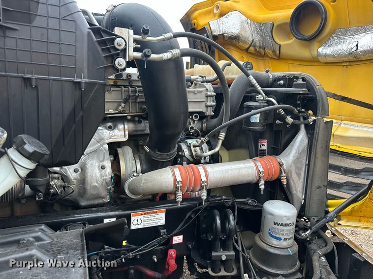 image for item ER4866 2022 Freightliner Cascadia 126 semi truck