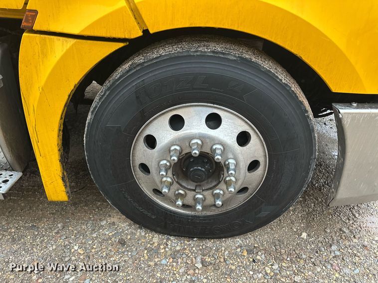 image for item ER4866 2022 Freightliner Cascadia 126 semi truck