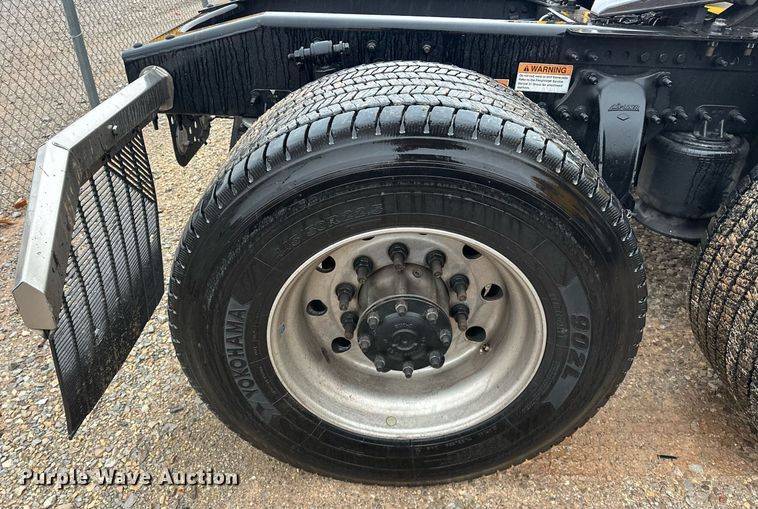 image for item ER4866 2022 Freightliner Cascadia 126 semi truck