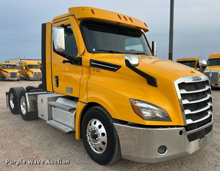 image for item ER4867 2021 Freightliner Cascadia 126 semi truck