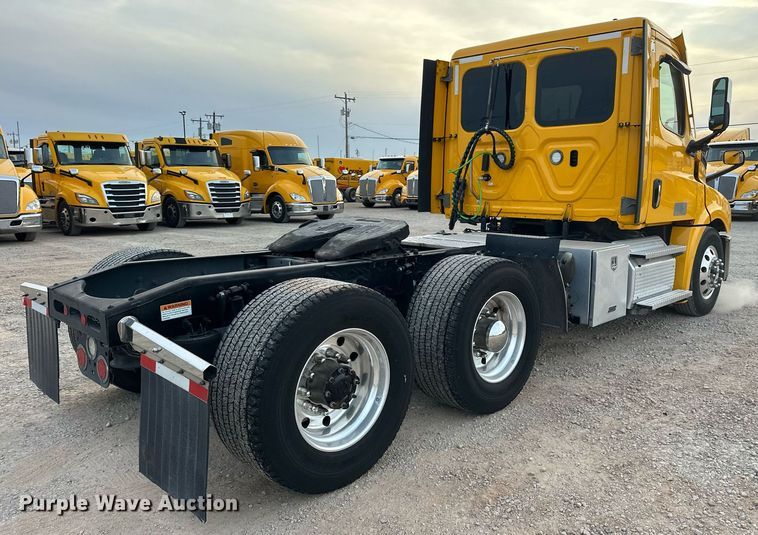 image for item ER4867 2021 Freightliner Cascadia 126 semi truck